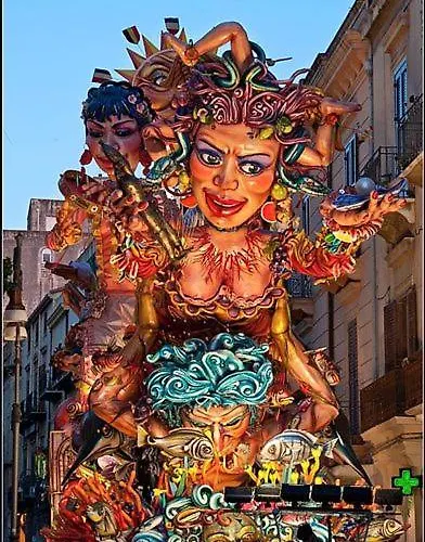 La Casa Sulla Piazza * شاكا